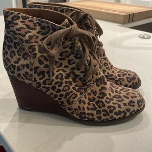 Lucky Brand leopard wedge booties sz 8
